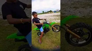 TENTEI DA UM GRAU NA MINI MOTO 🤣😅 SEM SUNCESSO 🤦🏻&zwj;♂️🤣#minimoto #motovlog #minibike #shorts #moto