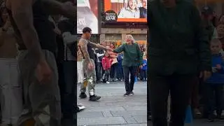 Times Square&rsquo;s breakdance, New York City breakdancing! #youtubeshorts #timessquare #newyorkcity