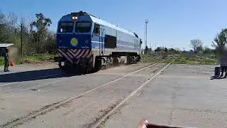 GM EMD MEINFESA J-26-CW n&deg; 319.336-4 en maniobra de inversi&oacute;n por estaci&oacute;n Mercedes (F.C.D.F.S.)