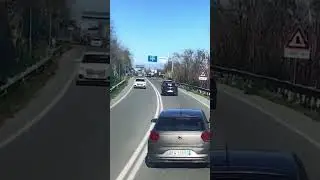UN&rsquo;AUTO VIAGGIA CONTROMANO IN AUTOSTRADA E CREA IL PANICO PI&Ugrave; TOTALE!  🛣️😱
