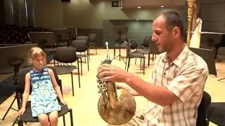 LVSO muzikantas supažindina vaikus su valtorna