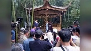 竹林古装武侠片拍摄现场花絮，看完后，网友直呼：不容易啊！