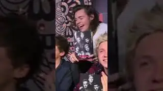 Harry Styles laughing with Zayn Malik 💛💚