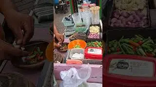 Membuat bumbu tahu gejrot