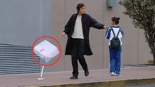 When a Girl's Sanitary Pad Drops on the Ground | Social Experiment 当女生的卫生巾掉在了地上，你会提醒她吗？