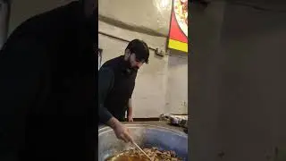 Street food in Peshawar Pakistan famous Afghan Bangash hotel Kabale pulao Karaye Tikha