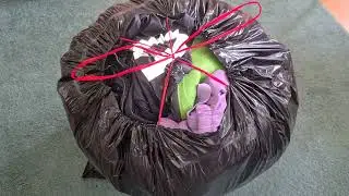 Alte Kinderkleidung aussortiert - ein ganzer Sack wandert in den Restmüll