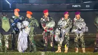 Atraksi Terjun Payung oleh TNI dan Polri di Opening Ceremony Indonesian Championship Torabika 2015