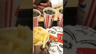 #chalty phirty hum poucnh gy baba kfc 😅 #shortvideo #1ksubscribers  #kfc_chicken