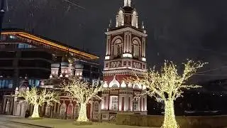 Прогулка по улице Варварка вечером в Москве