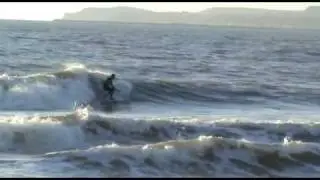 Ricky surfa in una giornata piccola