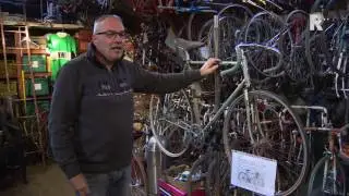 Vintage beurs bomvol klassieke wielrenfietsen
