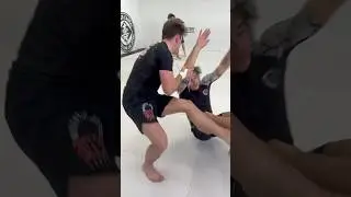 Пожимание воротником вызывает реакцию в этом Footsweep, созданном Эндрю Тэкеттом 💪🤼