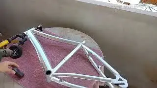 Polimento do quadro de alumínio da bicicleta