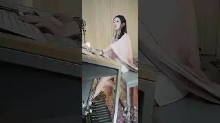 449. Hot Girl playing musical instrument. 美女演奏乐器