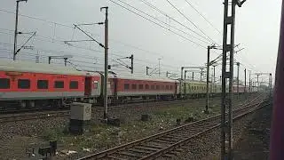 12322 Mumbai Mail overtaking Sealdah bound EMU | 37361 GMO WAP-7 Acceleration