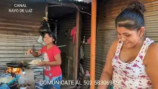 Ellas hacen un buen equipo! Aquí siguen con el negocio, hoy nos prepararon este delicioso platillo😋