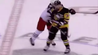 Blue Jackets' Matt Calvert breaks his stick over Penguins player&rsquo;s neck after game