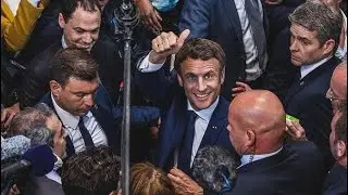 Emmanuel Macron cibl&eacute; par un jet de tomates cerises au march&eacute; de Cergy