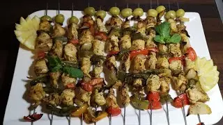 brochetas de pollo jugosas y pimientos asados al horno