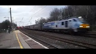 88010 heads south through Lancaster Castle Station 23/12/25