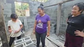Asiendo los andamios para seguir el avance en el proyecto de doña Ana y familia. 