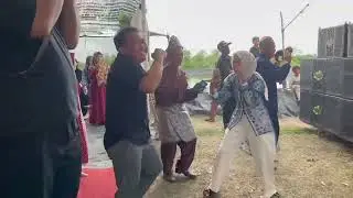 Maumere (gerak bareng dlm resepsi pernikahan) by Sanggar Tari BiDaRa
