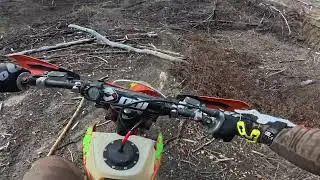 День отдыха на вершине горы на двухтактном мотоцикле KTM 250XC 2019 года.