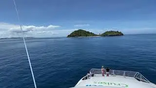 Stijgende catamaran nabij een prachtig eiland Matamanoa Island Resort.