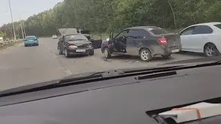 5 cars crashed on level ground