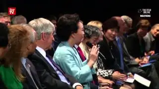 Peng Liyuan comments on performance and sings a few verses, too