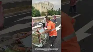 Workers cooperate with machines to complete the arrow identification by hand.