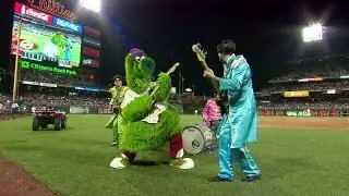 STL@PHI: Phillie Phanatic rocks out for '60s Night