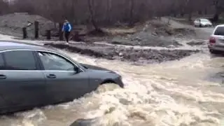 BMW 745 и Mersedes пересекают реку. Жесть!