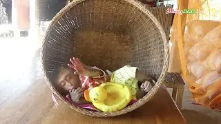 0hoGod!! Why Little Biden Sleep Raise Hand Up Like This