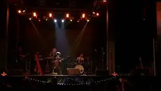 Lana Lupescu performing 