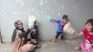 Serunya Main Bubble Bareng Azufi dan Fafa ! Bubble Gloves Doraemon