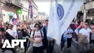 Сербские студенты идут маршем в Нови-Сад, чтобы отметить годовщину смертельного обрушения станции...