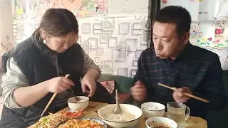 冻上两块大豆腐，今天小妹做一道菜，爷仨吃着饭唠着嗑格外温馨！
