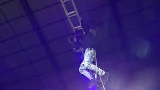 mc pedrinho cai do palco e quebra o braço em show  em lupionópolis prr.