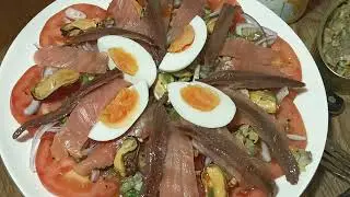 Ensalada de verano muy ryca c/tomate, salm&oacute;n ahumado, anchoas, boquerones, huevos cocidos y kaviar!!