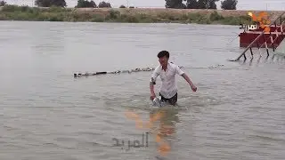المعاناة تبدأ بسقوط تلميذ وكتبه في مياه دجلة شمال البصرة  شاهد حصريا #المربد