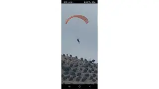 Un hombre entra en Melilla por la zona de Mariguari usando un parapente