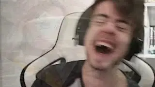 Vendo o video da mina do cellbit l&aacute;