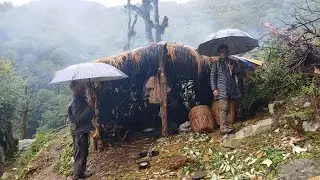 CAMPING DURING IN THE HEAVY RAIN‼️STRUGGLE TO BUILD A WARM BAMBOO HOUSE