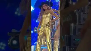 Blue Ivy & Beyonce perform &ldquo;Crazy in Love&rdquo; in a golden look at the Cowboy Carter Tour #blueivy
