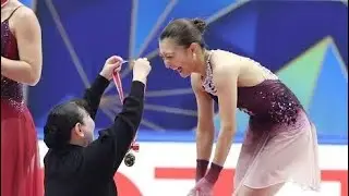 伝説の再会🥇伊藤みどり&times;坂本花織 涙の抱擁に会場が感動！【NHK杯フィギュア】
