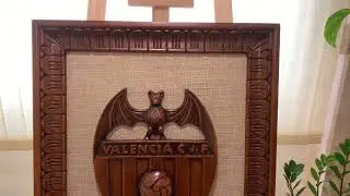 Restauraci&oacute;n artesana en madera del Escudo del VALENCIA C.F. Valencia Club de F&uacute;tbol. Espa&ntilde;a
