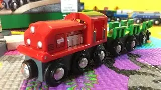Brio 33162 Crane Circle Set train in motion (03780)