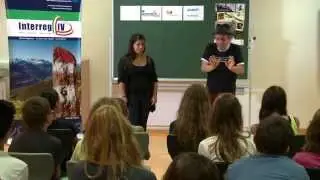 Giufa, der einer Statue Leinen verkaufte
